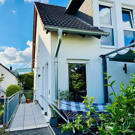 Dom wakacyjny Grosse Doppelhaushaelfte Mit Sauna, Pool & Garten Bendorf