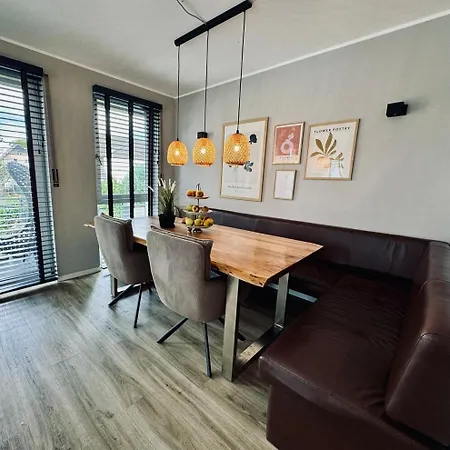 Casa de Férias Grosse Doppelhaushaelfte Mit Sauna, Pool & Garten