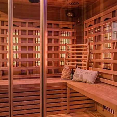 Grosse Doppelhaushaelfte Mit Sauna, Pool & Garten