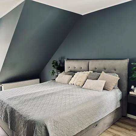 Grosse Doppelhaushaelfte Mit Sauna, Pool & Garten