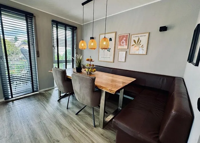 Casa de Férias Grosse Doppelhaushaelfte Mit Sauna, Pool & Garten