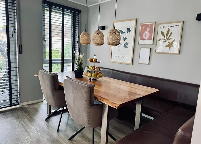 Casa de Férias Grosse Doppelhaushaelfte Mit Sauna, Pool & Garten