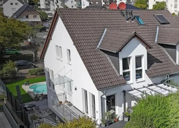 Casa de Férias Grosse Doppelhaushaelfte Mit Sauna, Pool & Garten Bendorf